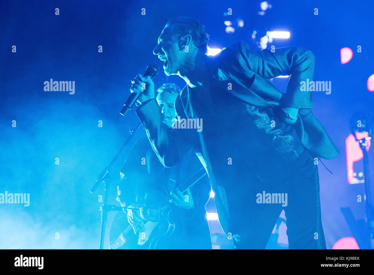 Londra, Regno Unito. 22 Novembre, 2017. Dave Gahan e Martin Gore dei Depeche Mode esegue all'O2 Arena di Londra, Inghilterra. Credito: Jason Richardson/Alamy Live News Foto Stock