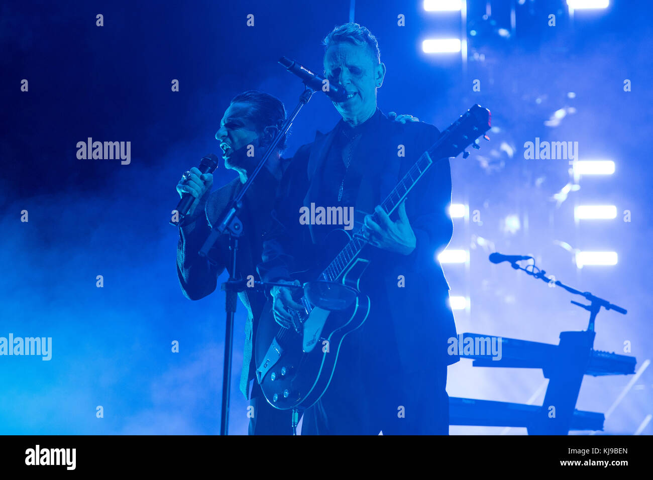 Londra, Regno Unito. 22 Novembre, 2017. Dave Gahan e Martin Gore dei Depeche Mode esegue all'O2 Arena di Londra, Inghilterra. Credito: Jason Richardson/Alamy Live News Foto Stock