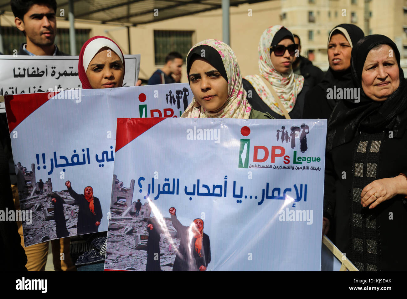 23 novembre 2017 - Gaza, striscia di Gaza, territorio palestinese - i palestinesi residenti della torre italiana hanno stenduto bandiere durante una protesta che chiede di ricostruire le loro case distrutte durante la guerra di 50 giorni tra Israele e i militanti di Hamas nell'estate del 2014, nella città di Gaza il 23 novembre, 2017 (immagine di credito: © Mohammed Dahman/APA Images via ZUMA Wire) Foto Stock