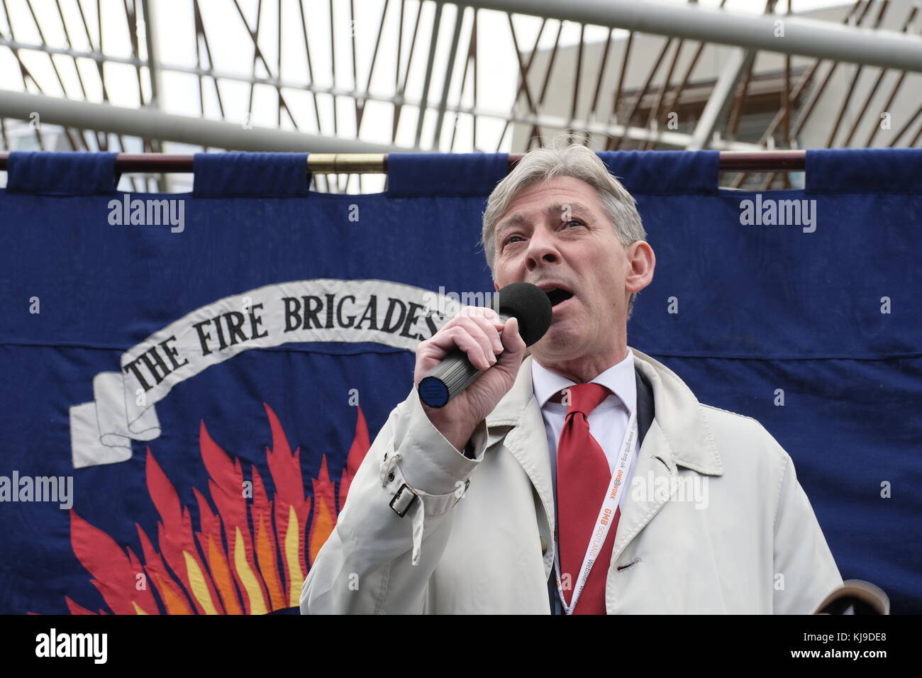 Edimburgo, Regno Unito. 23 Nov 2017. Il leader laburista scozzese Richard Leonard si rivolge ai membri dell'Unione delle Vigili del fuoco al di fuori del Parlamento scozzese a Holyrood a Edimburgo. L'Unione protestava per i tagli e le condizioni di lavoro. Credit: Iain Masterton/Alamy Live News Foto Stock