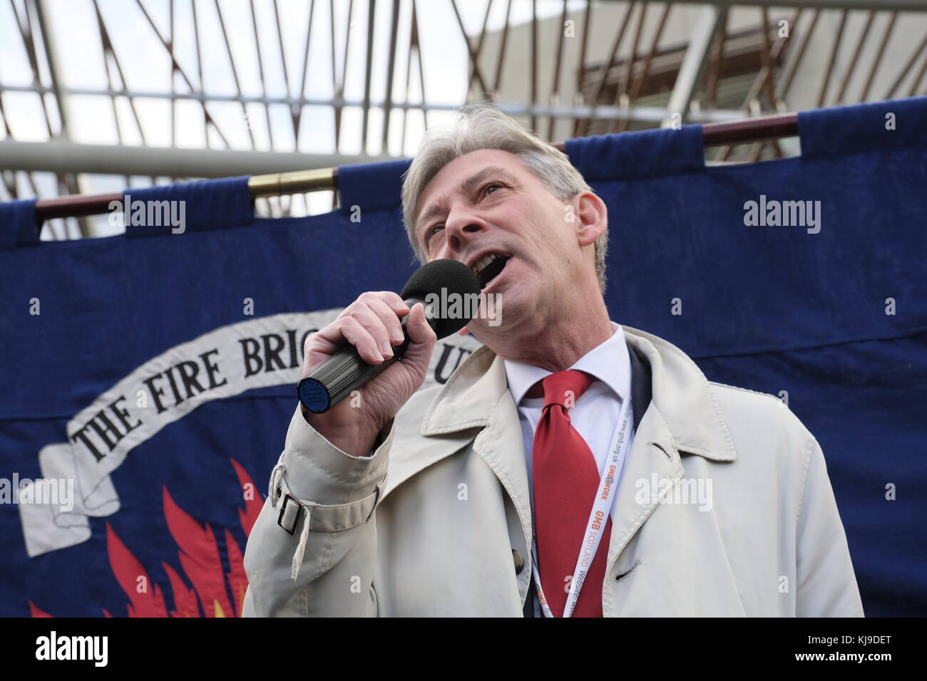 Edimburgo, Regno Unito. 23 Nov 2017. Il leader laburista scozzese Richard Leonard si rivolge ai membri dell'Unione delle Vigili del fuoco al di fuori del Parlamento scozzese a Holyrood a Edimburgo. L'Unione protestava per i tagli e le condizioni di lavoro. Credit: Iain Masterton/Alamy Live News Foto Stock