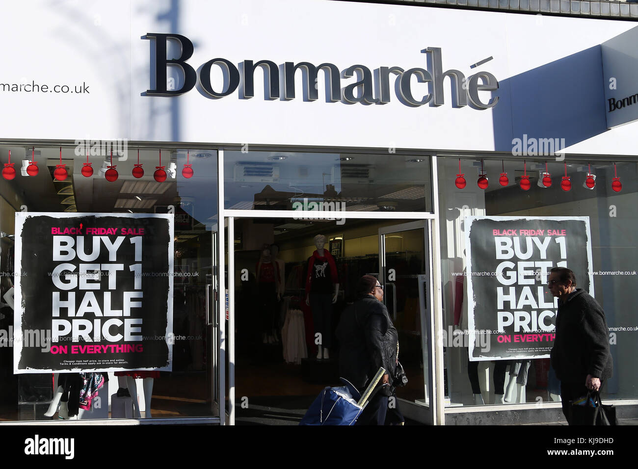 Il legno verde. Londra, Regno Unito. 23 nov, 2017. Gli amanti dello shopping a piedi passato il venerdì nero vendita poster in bonmarche store in wood green store come ottiene pronto per venerdì nero evento con enormi risparmi. Credito: dinendra haria/alamy live news Foto Stock