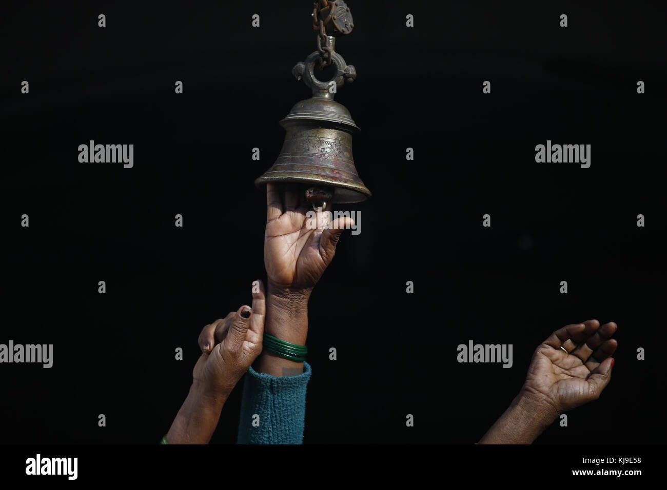 Janakpur, Nepal. 23 nov, 2017. Mani di devoti squilla una campana di Santa durante il matrimonio anniversario del signore di ram e sita durante biwah panchami al Tempio di Janaki in janakpur. Il tempio è riempito con migliaia di persone provenienti da tutto il Nepal e India. Credito: skanda gautam/zuma filo/alamy live news Foto Stock