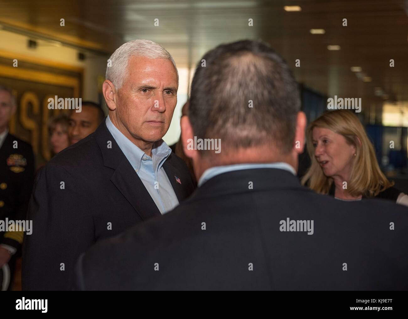 Il vicepresidente degli Stati Uniti Mike Pence, a sinistra, accoglie soldati e famiglie durante una visita all'uso Warrior and Family Center, il 22 novembre 2017, a Bethesda, Maryland. La visita del vicepresidente con i guerrieri feriti e il personale della Naval Support Activity Bethesda e del Walter Reed National Military Medical Center in onore del Ringraziamento. Foto Stock