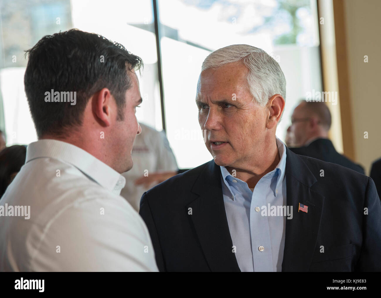 Us vice presidente mike pence, a destra della chat con un guerriero ferito durante una visita all'OSU guerriero e centro della famiglia novembre 22, 2017 di Bethesda, Maryland. il vice presidente visita con combattenti feriti e il personale dalla base navale di attività di supporto e di bethesda walter reed militare nazionale Medical Center in onore di ringraziamento. Foto Stock