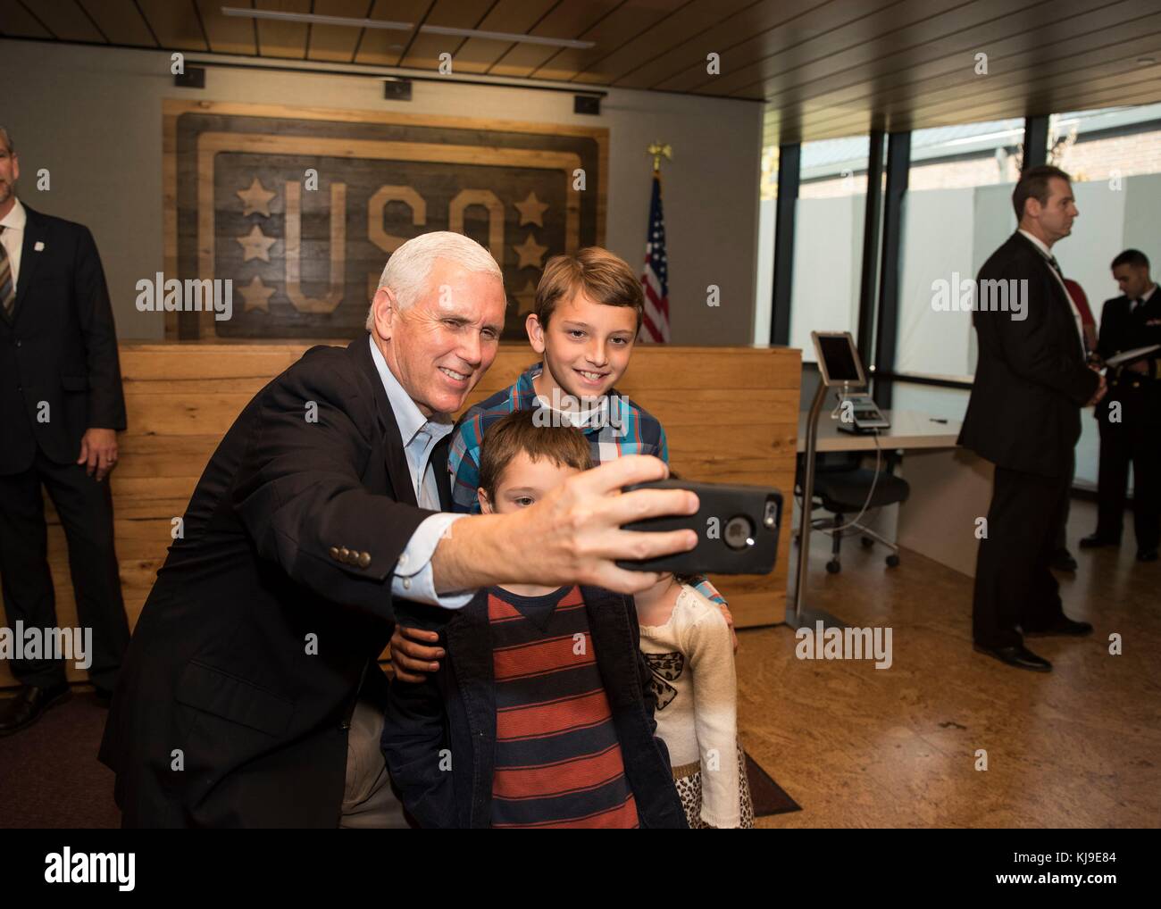 Il Vicepresidente degli Stati Uniti Mike Pence fa un selfie con i bambini di guerrieri feriti durante una visita all'uso Warrior and Family Center il 22 novembre 2017 a Bethesda, Maryland. La visita del vicepresidente con i guerrieri feriti e il personale della Naval Support Activity Bethesda e del Walter Reed National Military Medical Center in onore del Ringraziamento. Foto Stock