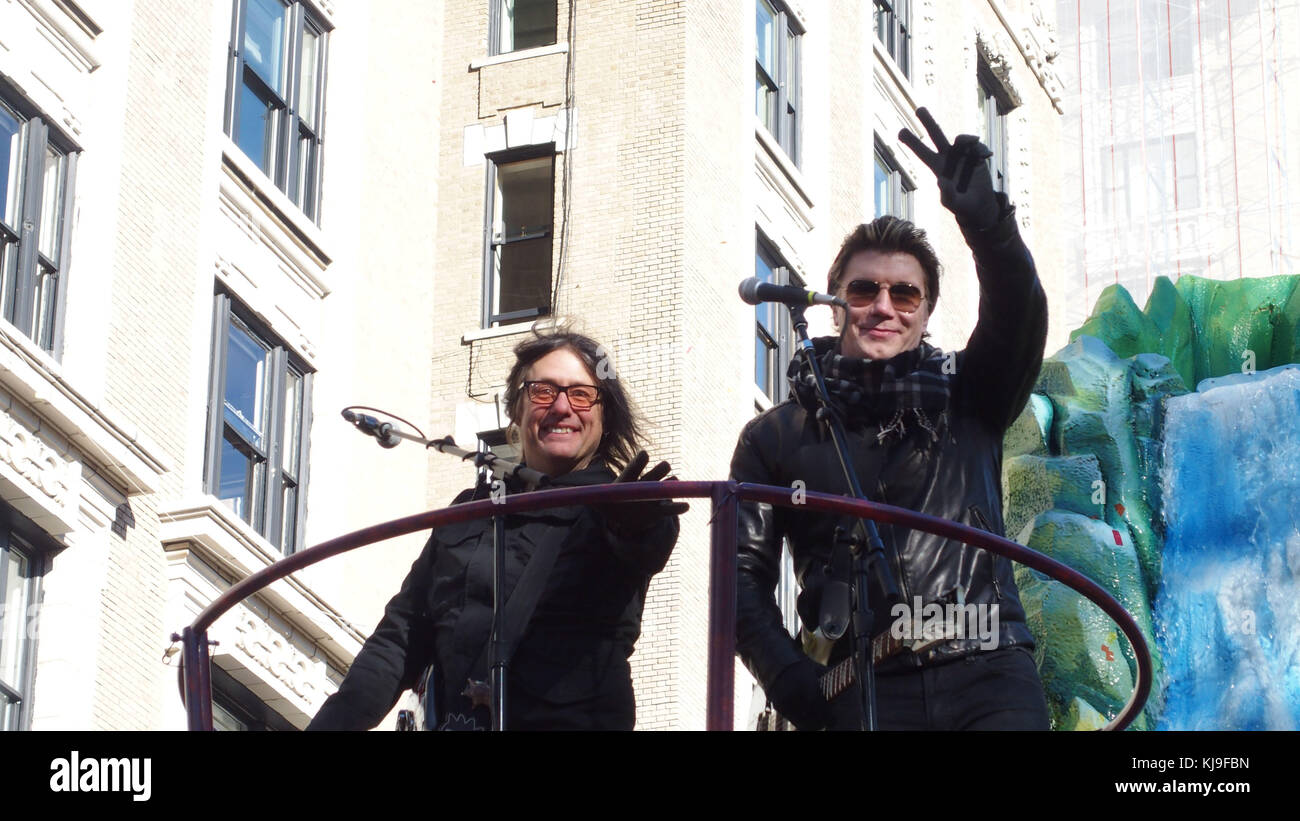 New York, New York, Stati Uniti. 23 novembre 2017. La 91a Parata del giorno del Ringraziamento di Macy's si tiene a New York City. La Parade inizia a Central Park West e alla 77th Street e termina di fronte a Macy's in Herald Square, alla 34th Street. Goo Goo Dolls credito: Bruce Cotler/Globe Photos/ZUMA Wire/Alamy Live News Foto Stock