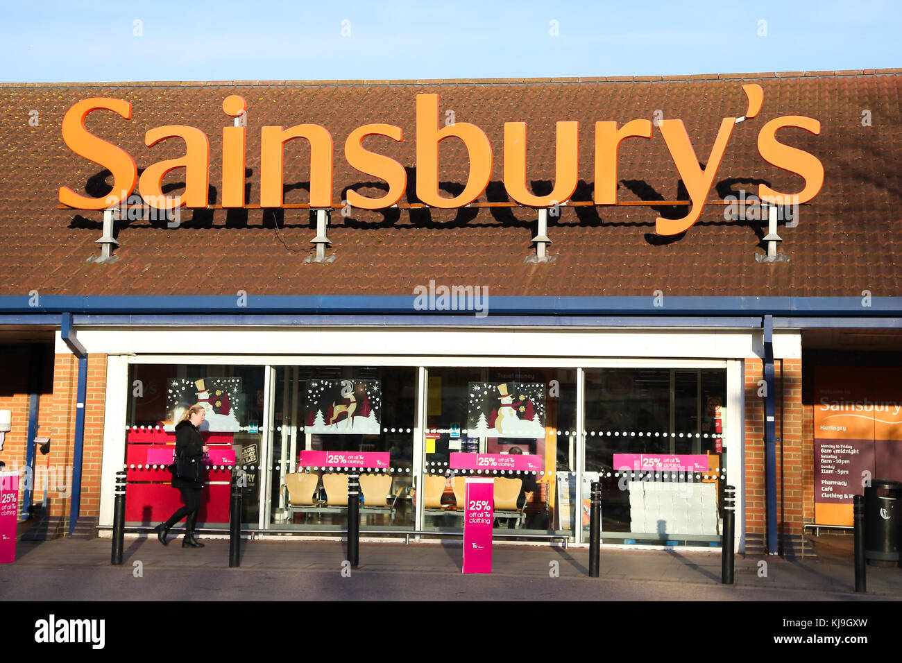 Sainsburys harringay. a nord di Londra, Regno Unito. 24 nov, 2017. sainsburys harringay store prendendo parte al venerdì nero offerte. venerdì nero è una offerta di vendita originario dagli Stati Uniti dove i dettaglianti slash prezzi il giorno dopo la festa del Ringraziamento. Credito: dinendra haria/alamy live news Foto Stock