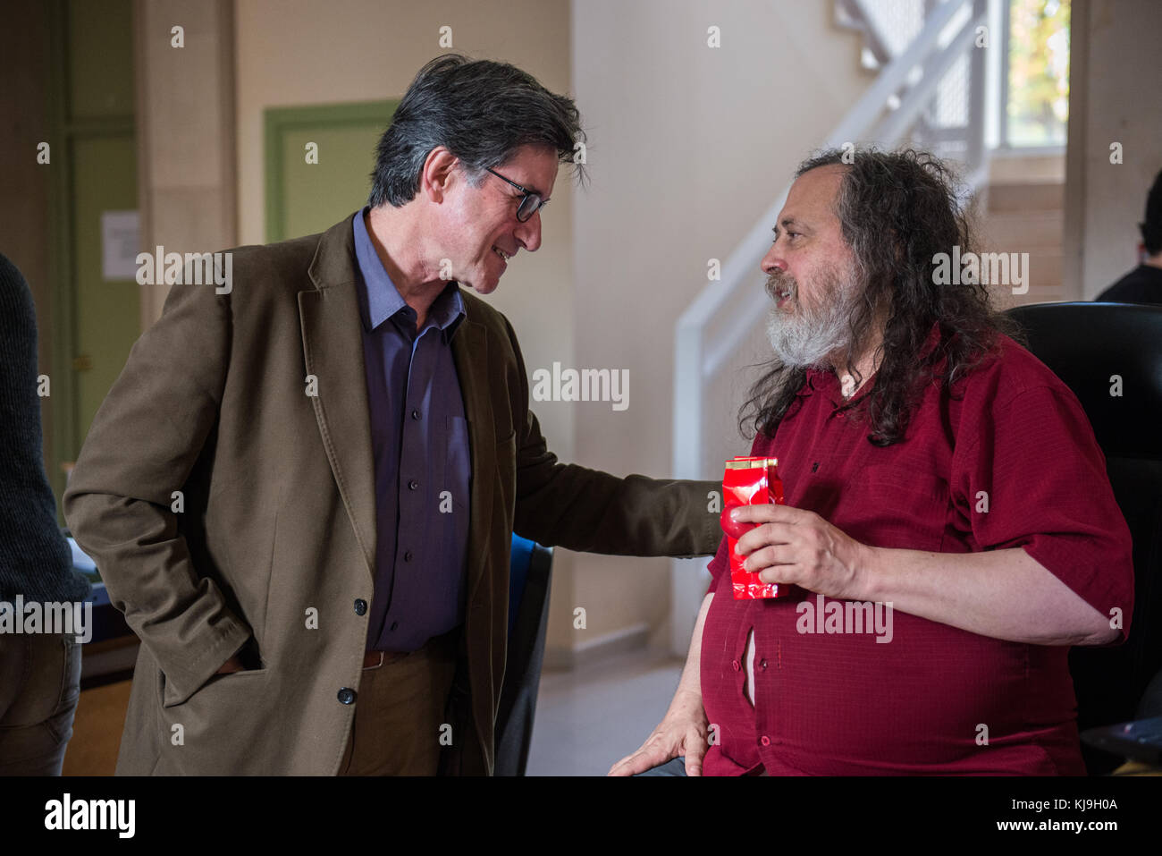 Cáceres, Spagna. 24 Nov 2017. Il padre di GNU e del Software libero Richard Stallman con il Direttore Generale della Fondazione Informatica e tecnologie avanzate di Estremadura in una conferenza alla Cáceres School of Technology, Universidad de Ectremadura. Credit: Esteban Martinena Guerrero/Alamy Live News Foto Stock