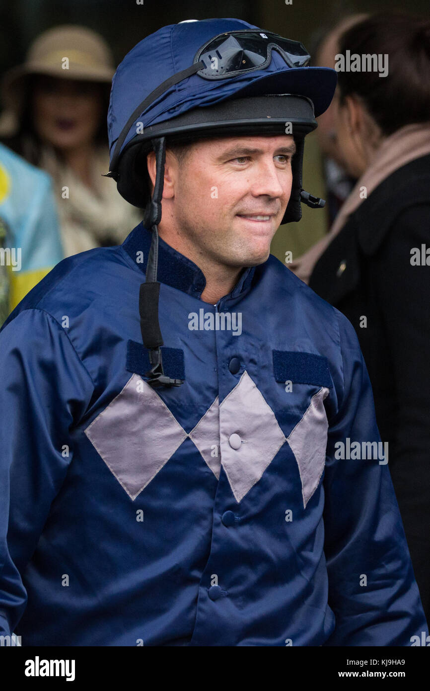 Ascot, Regno Unito. 24 Nov 2017. Michael Owen, ex calciatore internazionale di Liverpool, Real Madrid, Newcastle United, Manchester United, Stoke City e England, si prepara a partecipare alla Charity Race durante il Prince’s Countryside Fund Raceday presso l’ippodromo di Ascot. Il Fondo di Campagna del Principe fu fondato dal Principe di Galles nel 2010. Credit: Mark Kerrison/Alamy Live News Foto Stock