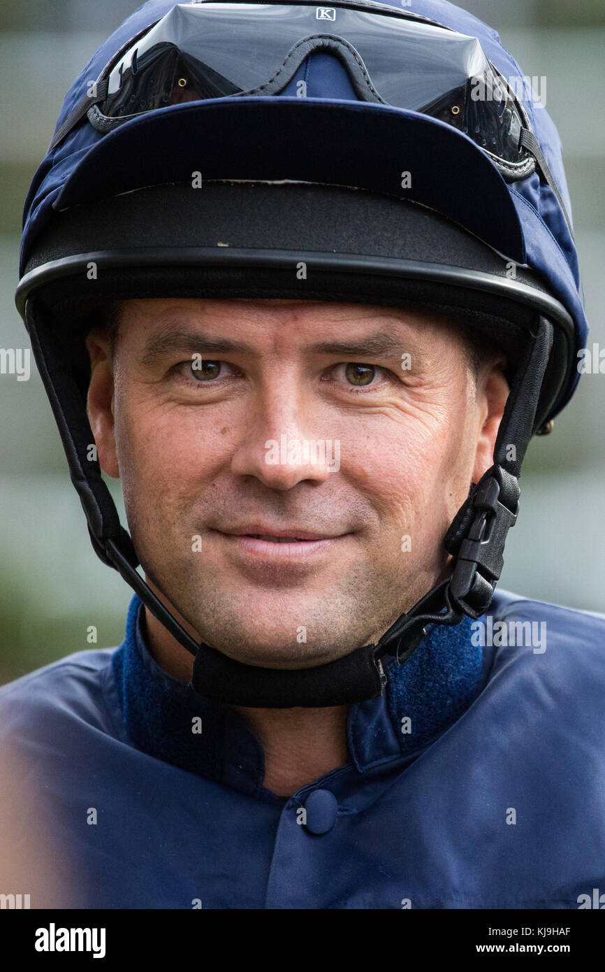 Ascot, Regno Unito. 24 Nov 2017. Michael Owen, ex calciatore internazionale di Liverpool, Real Madrid, Newcastle United, Manchester United, Stoke City e England, si prepara a partecipare alla Charity Race durante il Prince’s Countryside Fund Raceday presso l’ippodromo di Ascot. Il Fondo di Campagna del Principe fu fondato dal Principe di Galles nel 2010. Credit: Mark Kerrison/Alamy Live News Foto Stock