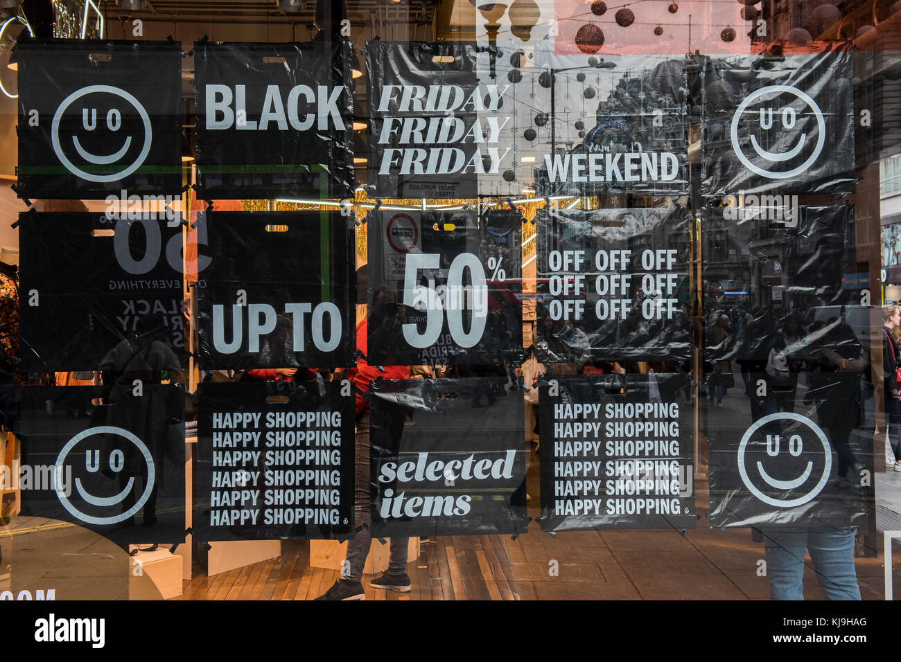 Londra, Regno Unito. 24 Novembre, 2017. Outfitter urbano - venerdì nero offerte da dettaglianti a Oxford street. Londra 24 Nov 2017 Credit: Guy Bell/Alamy Live News Foto Stock