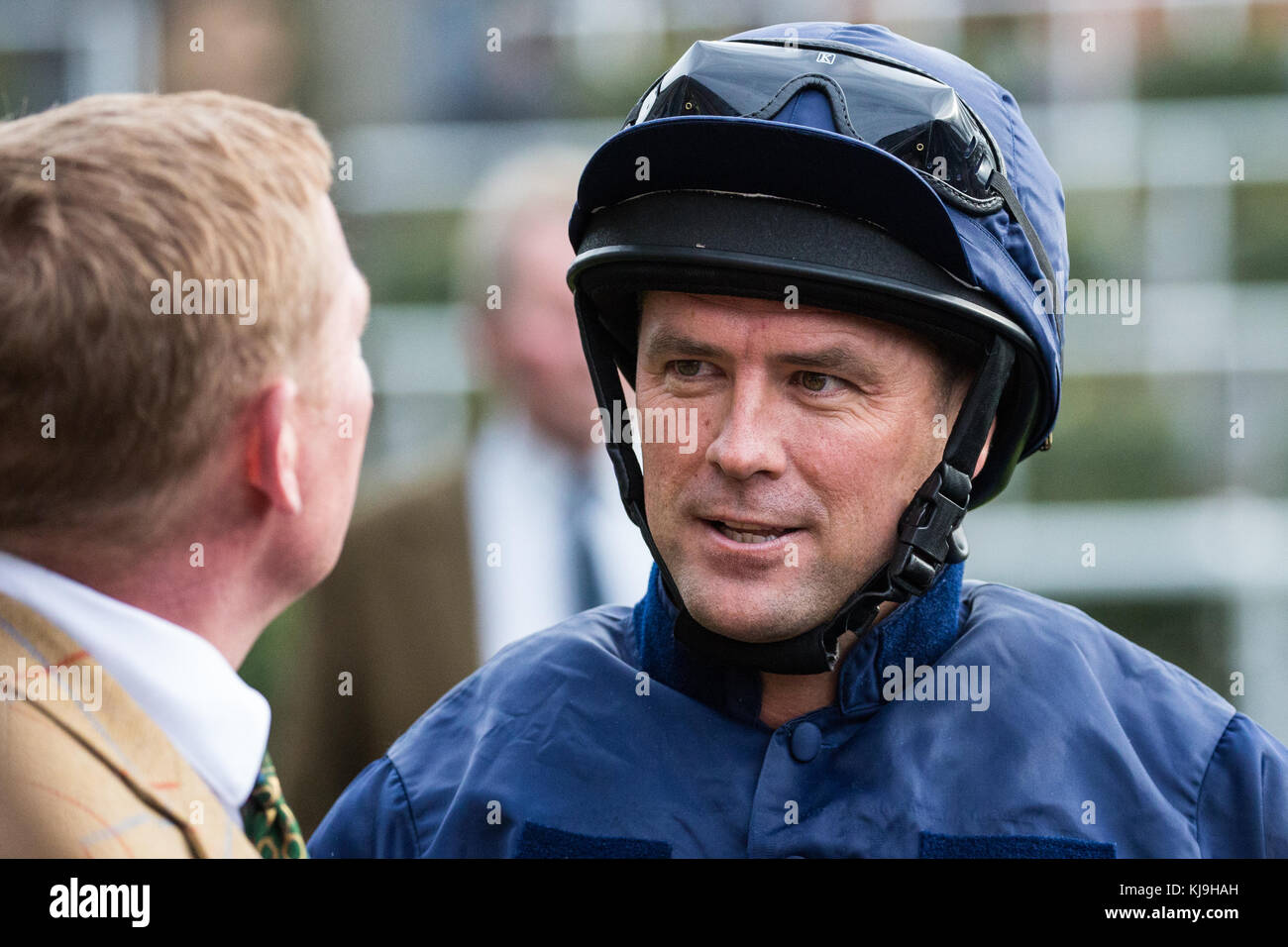 Ascot, Regno Unito. 24 Nov 2017. Michael Owen, ex calciatore internazionale di Liverpool, Real Madrid, Newcastle United, Manchester United, Stoke City e England, si prepara a partecipare alla Charity Race durante il Prince’s Countryside Fund Raceday presso l’ippodromo di Ascot. Il Fondo di Campagna del Principe fu fondato dal Principe di Galles nel 2010. Credit: Mark Kerrison/Alamy Live News Foto Stock