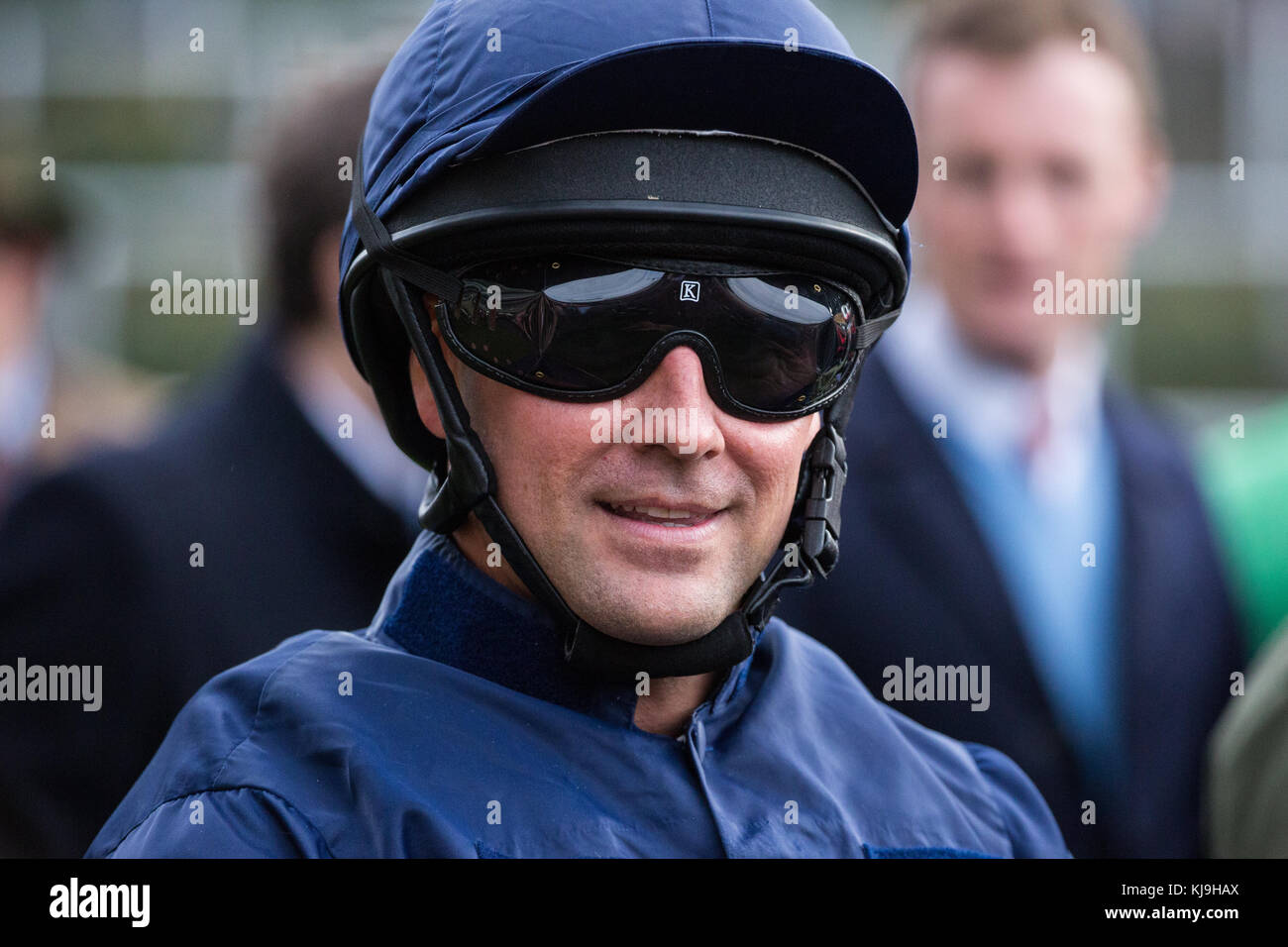 Ascot, Regno Unito. 24 Nov 2017. Michael Owen, ex calciatore internazionale di Liverpool, Real Madrid, Newcastle United, Manchester United, Stoke City e England, si prepara a partecipare alla Charity Race durante il Prince’s Countryside Fund Raceday presso l’ippodromo di Ascot. Il Fondo di Campagna del Principe fu fondato dal Principe di Galles nel 2010. Credit: Mark Kerrison/Alamy Live News Foto Stock