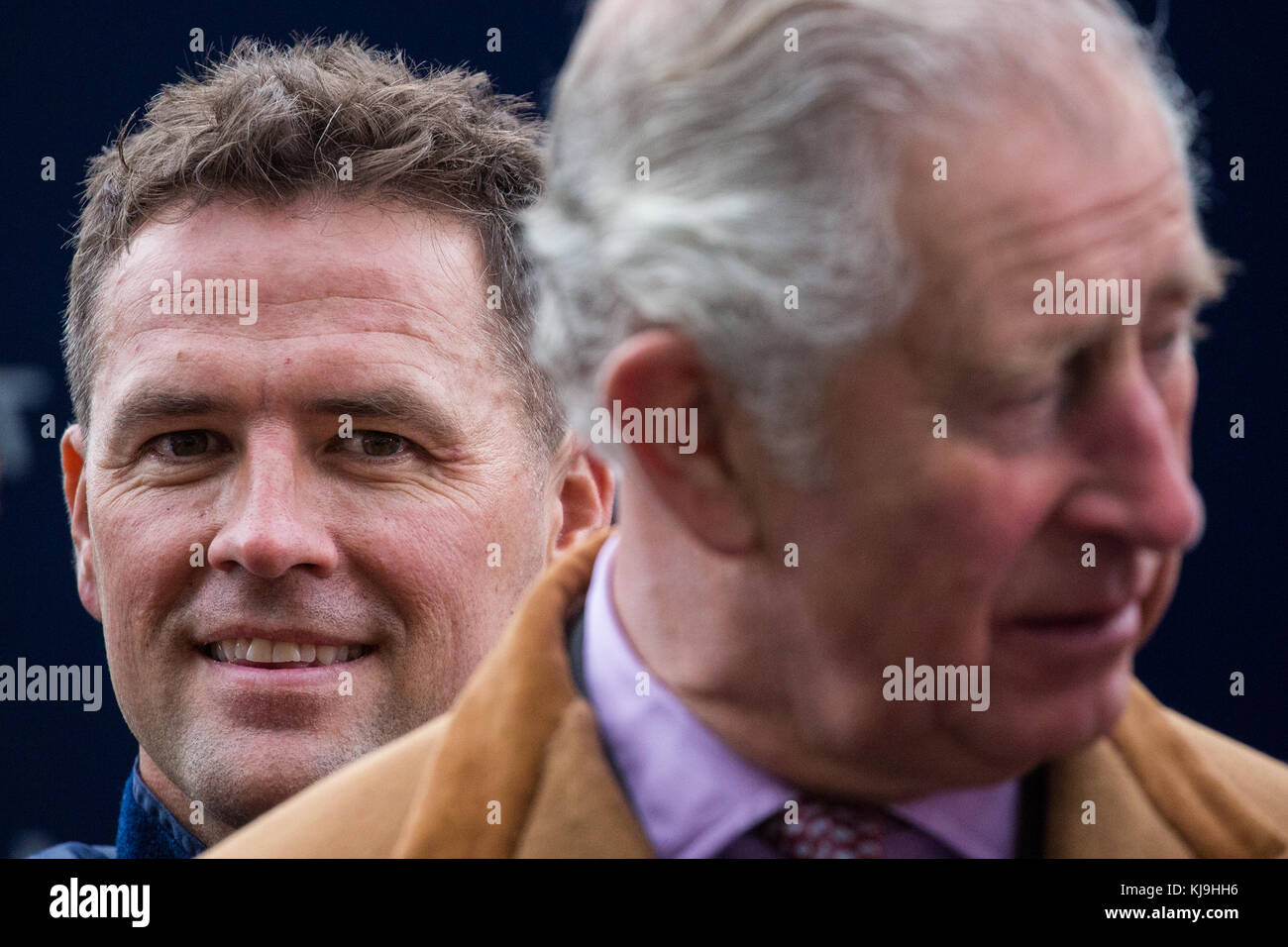 Ascot, Regno Unito. 24 Nov 2017. Michael Owen, ex calciatore internazionale di Liverpool, Real Madrid, Newcastle United, Manchester United, Stoke City e England, si affaccia da dietro il Principe del Galles durante la presentazione della Charity Race durante il Prince's Countryside Fund Raceday all'ippodromo di Ascot. Michael Owen, debuttando in gara, ha finito secondo su Calder Prince. Il Fondo di Campagna del Principe fu fondato dal Principe di Galles nel 2010. Credit: Mark Kerrison/Alamy Live News Foto Stock