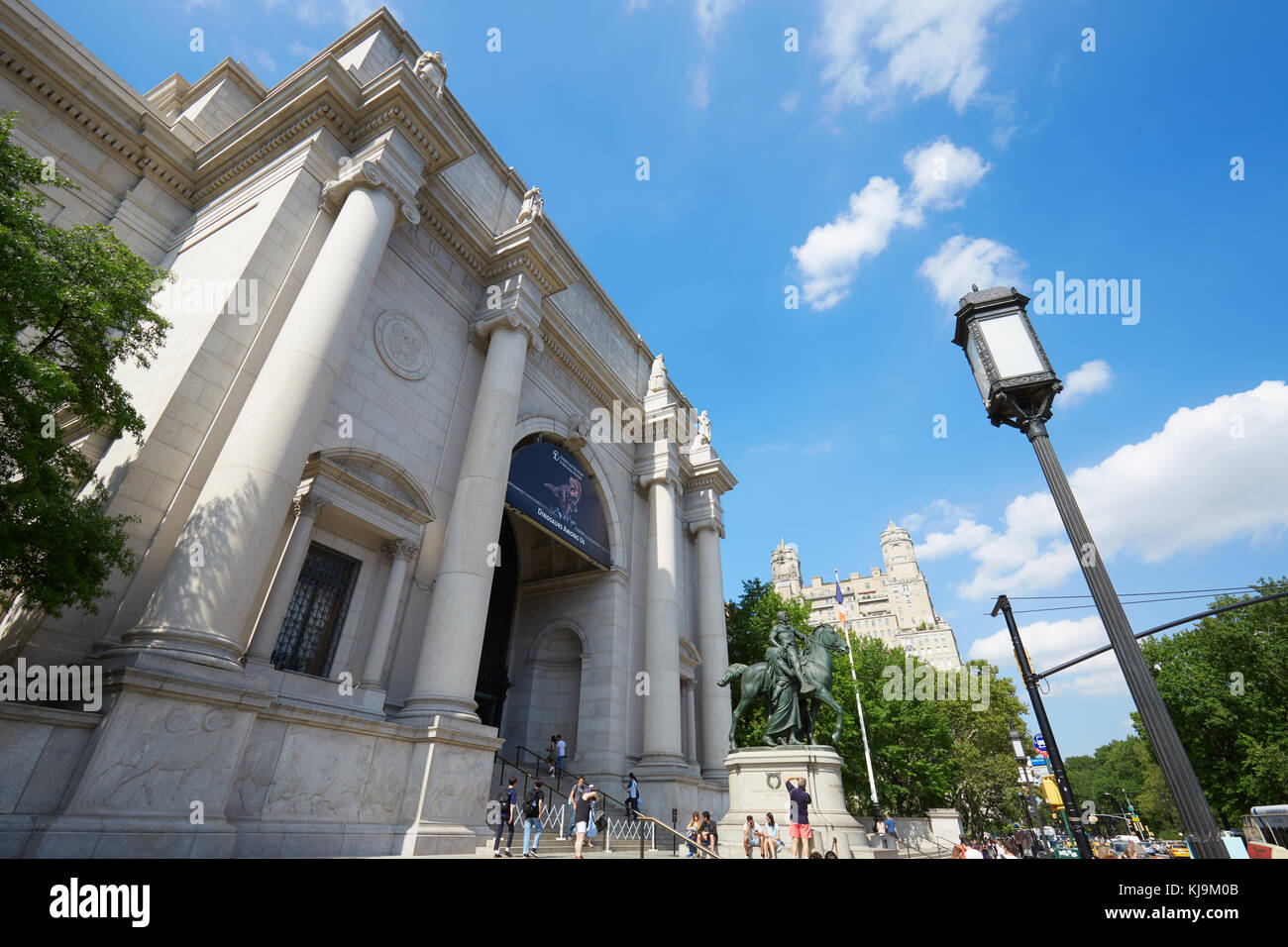 Il Museo Americano di Storia Naturale facciata di edificio con persone in una giornata di sole e cielo blu in New York Foto Stock