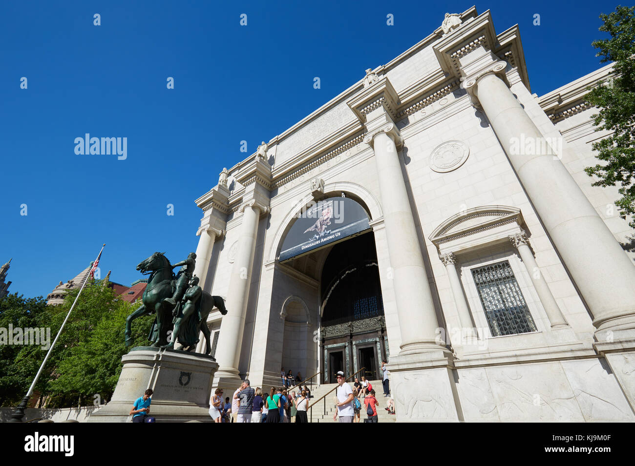 Il Museo Americano di Storia Naturale facciata di edificio e Theodore Roosevelt statua con persone in una giornata di sole e cielo blu chiaro a NewYork Foto Stock
