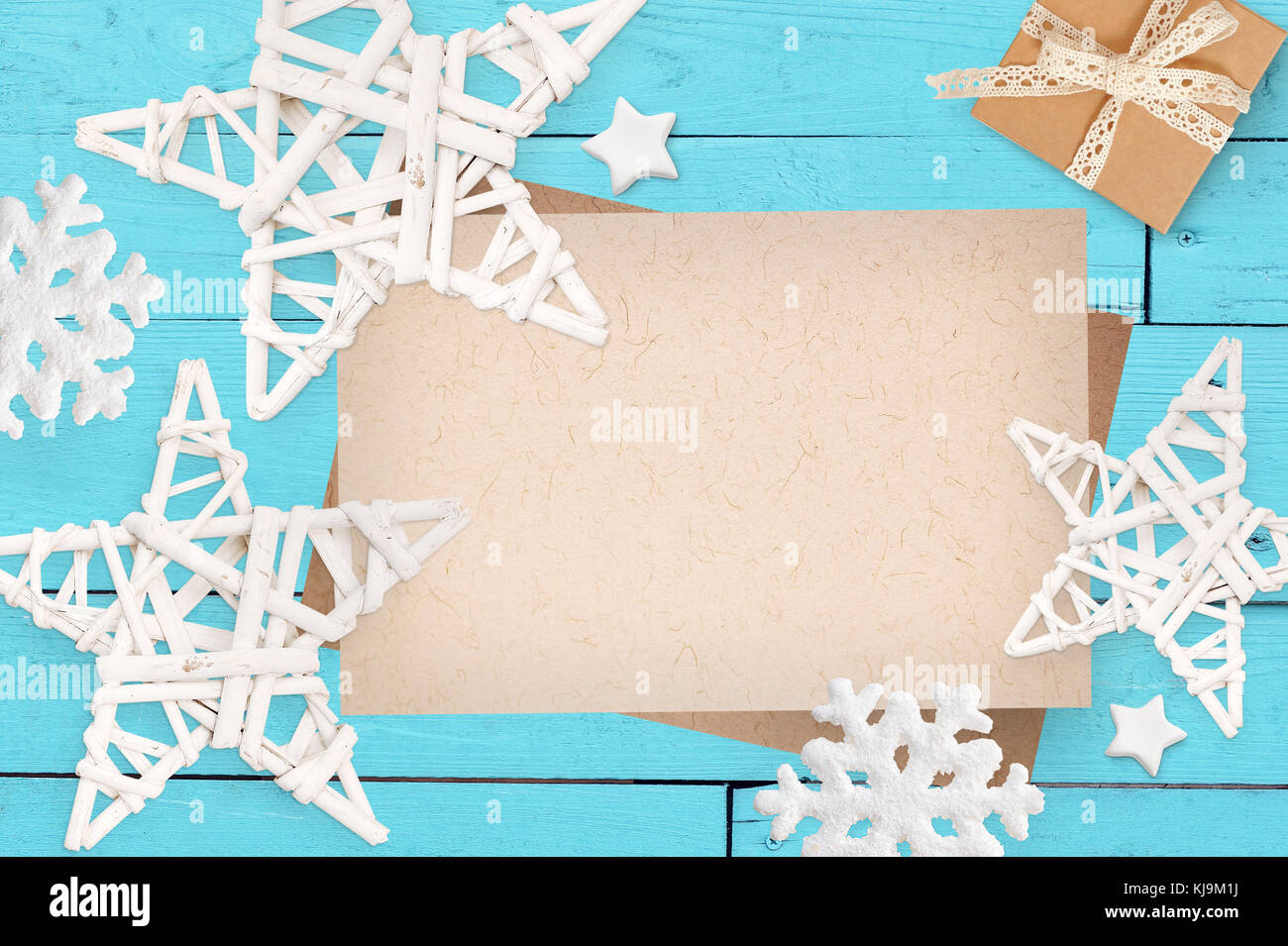 Natale mock up con posto per il vostro testo e white christmas star e dono in un turchese sullo sfondo di legno. flat laico, top view photo mockup Foto Stock