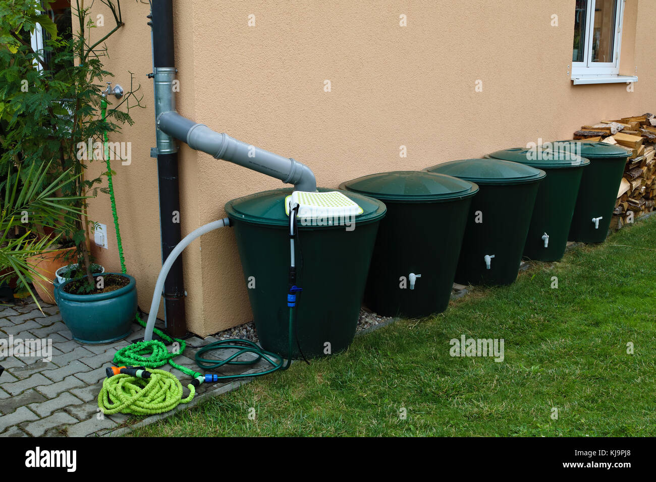 La raccolta di acqua piovana system Foto stock - Alamy