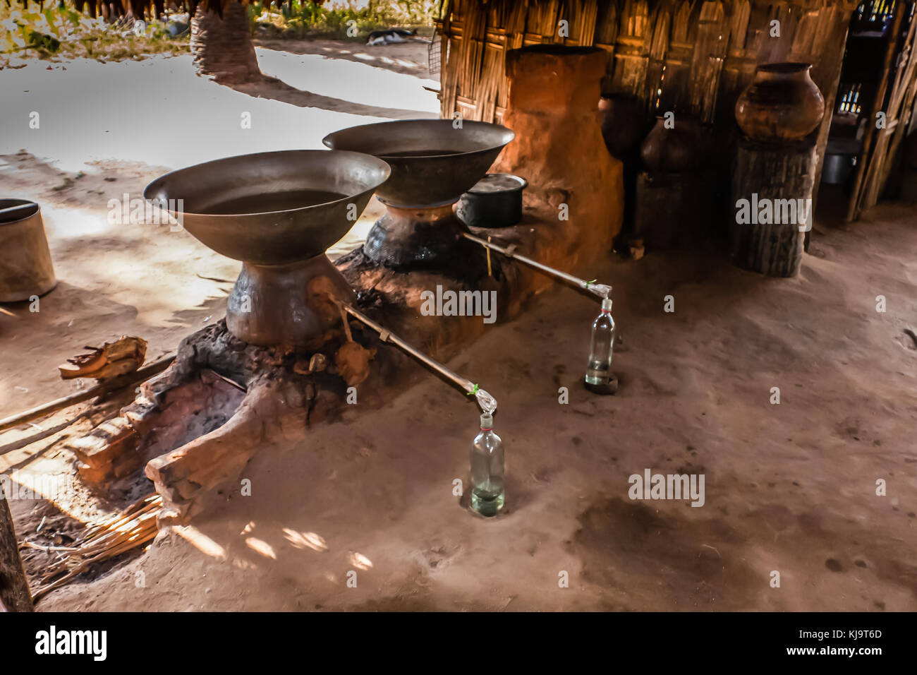 Un distillatore artigianale in una casa del popolo birmano Foto Stock