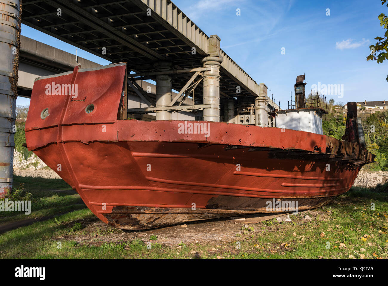 La principessa Severn sulla riva del fiume Wye a Chepstow. La nave era uno dei traghetti che trasportavano veicoli attraverso il fiume Severn fino al 1966. Foto Stock