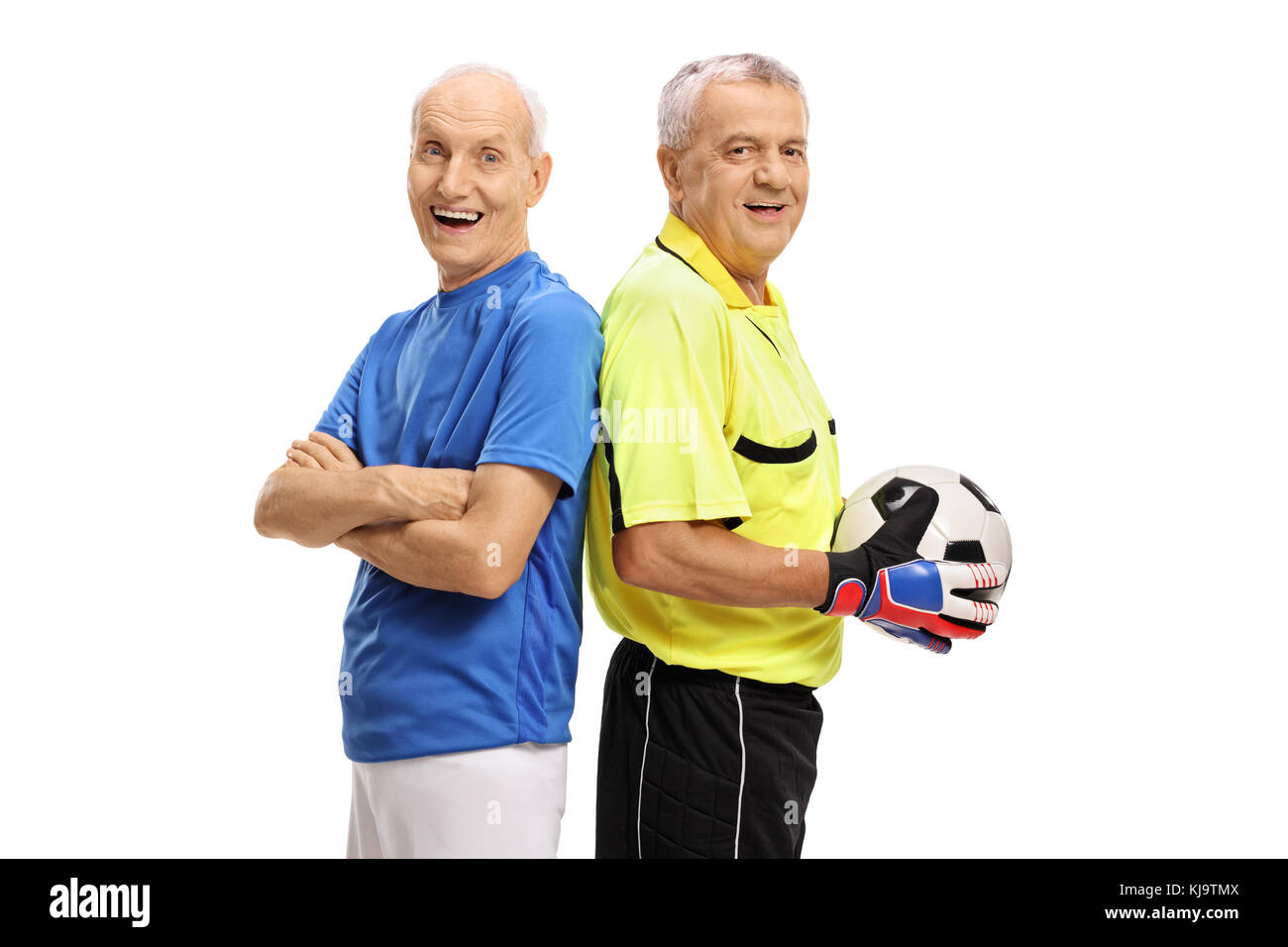 Anziani giocatore di calcio e un portiere con un calcio con le spalle contro ogni altro isolato su sfondo bianco Foto Stock