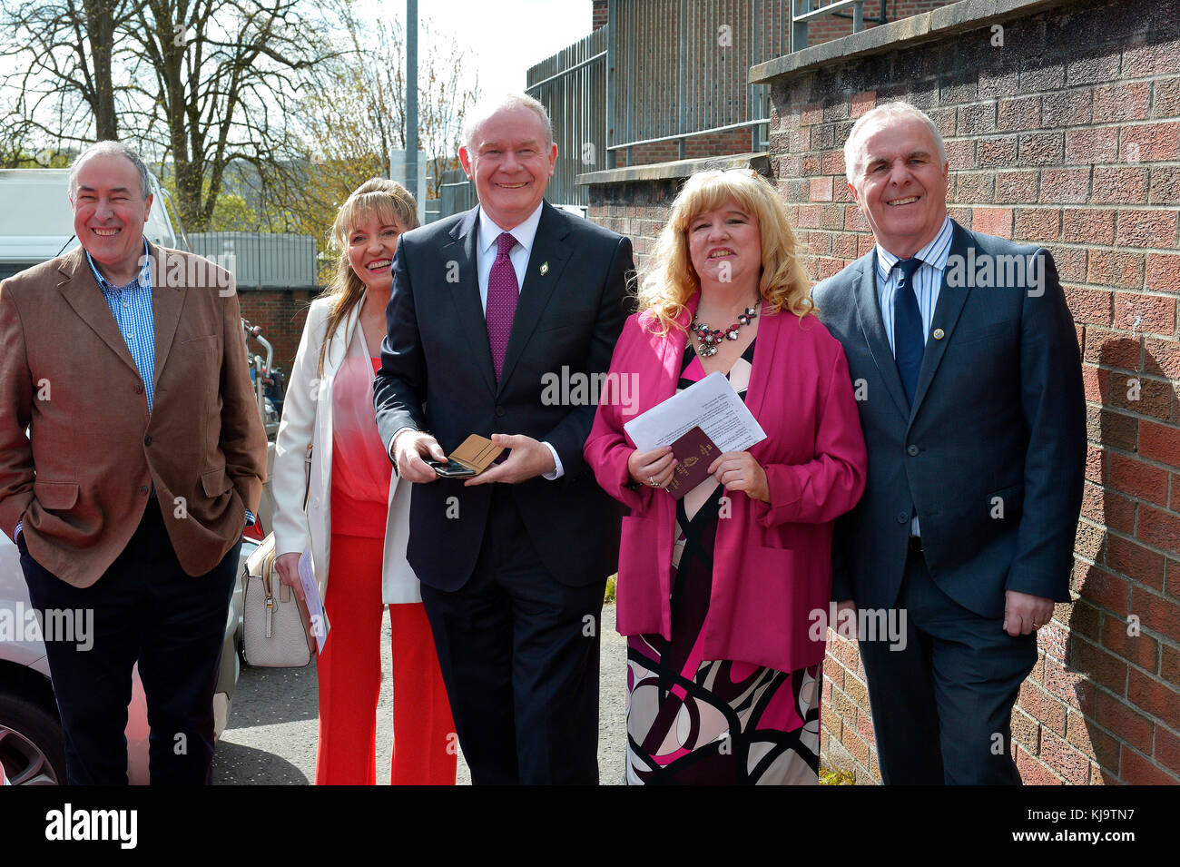 Martin McGuinness fuori da una stazione elettorale a Londonderry nel maggio 2016 con i colleghi del Sinn Fein ©George Sweeney /Alamy Foto Stock