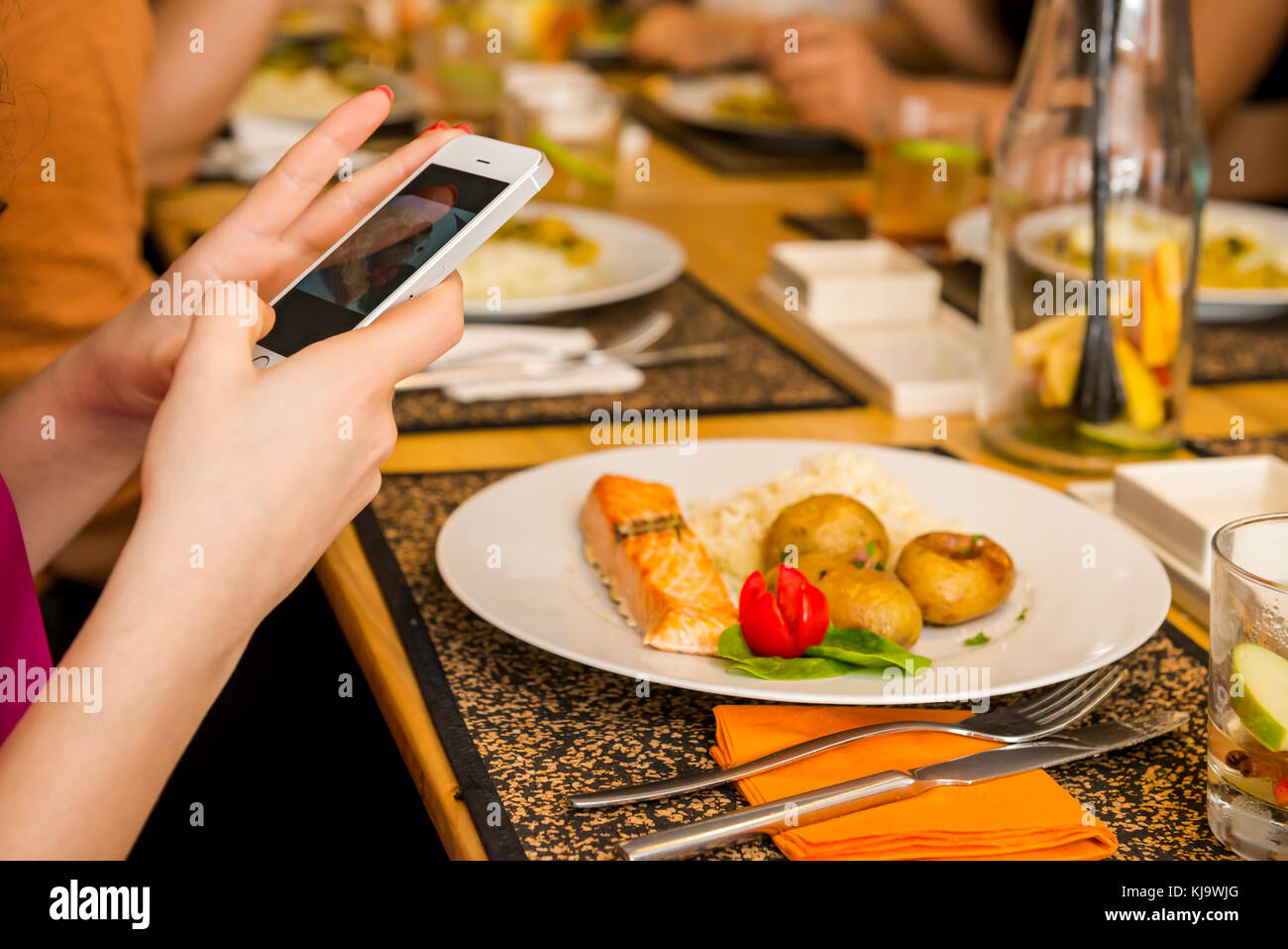 Scattare una foto del cibo al ristorante Foto Stock