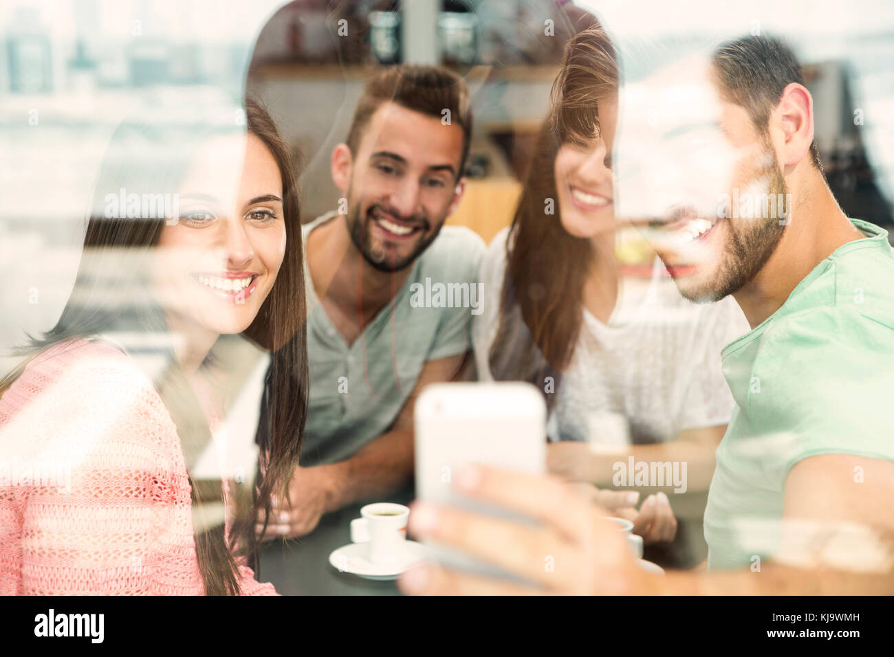 Gruppo di amici presso la caffetteria facendo una selfie insieme Foto Stock