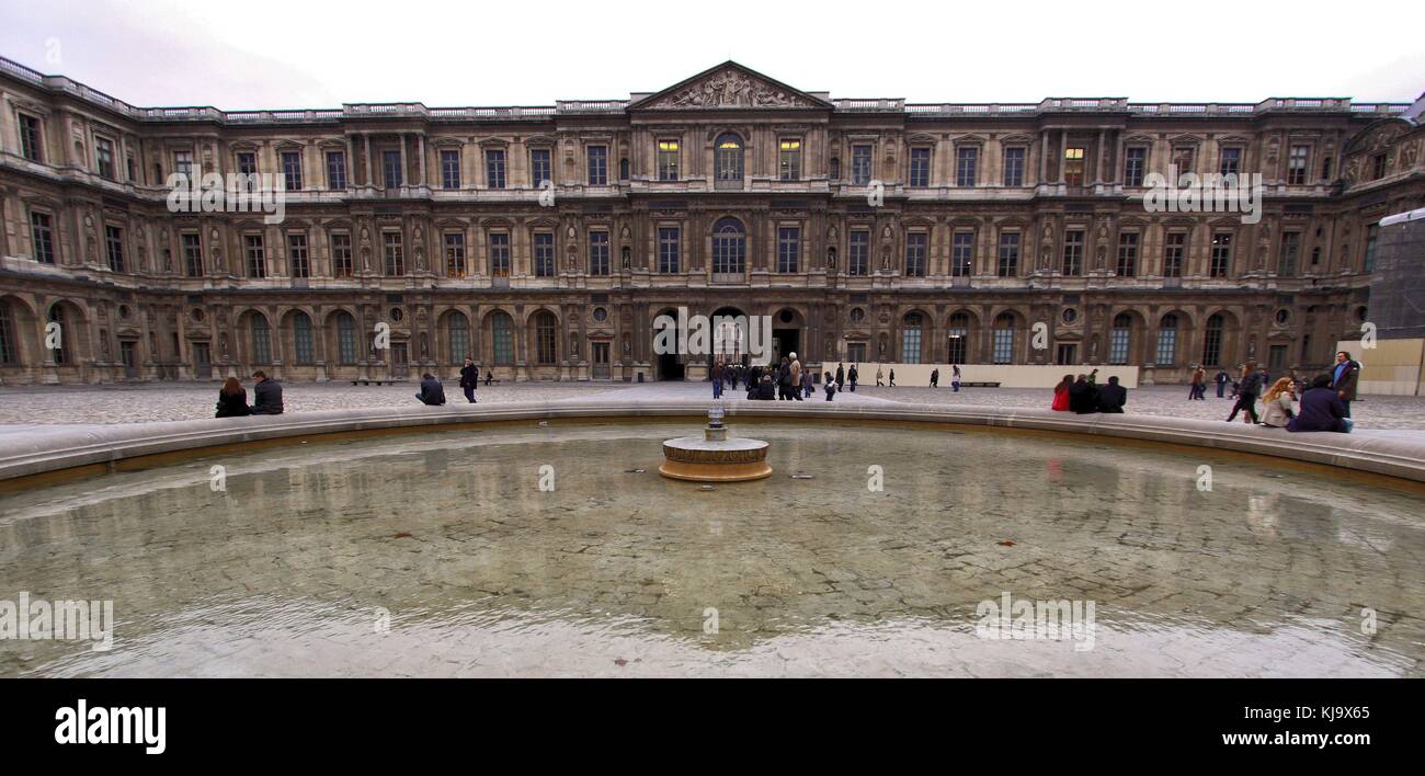 Palazzo del Louvre, Parigi - 21 nov 2008 - la facciata rinascimentale della corte square è la parte più antica del museo del Louvre Foto Stock