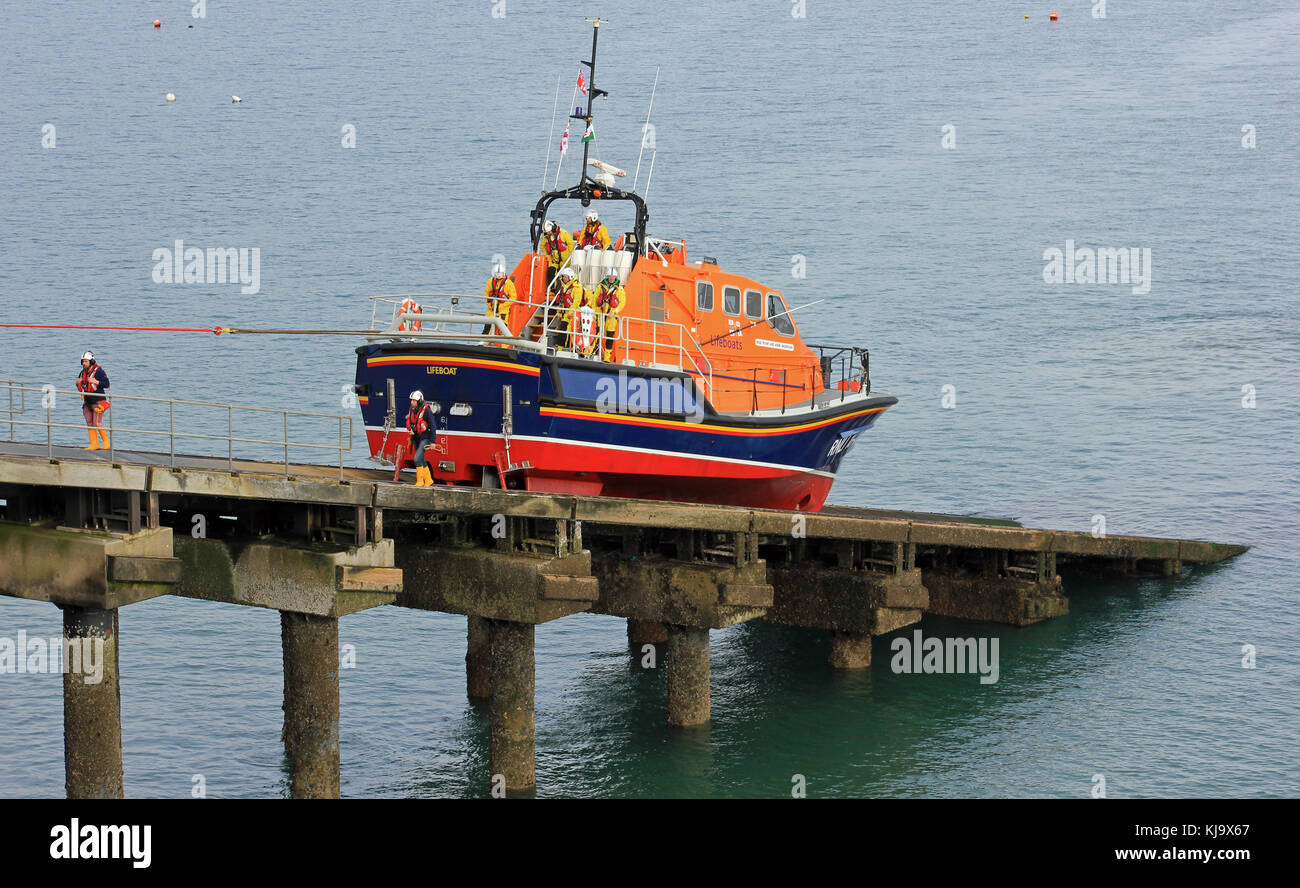 Il tenby scialuppa di salvataggio trasportato fino la scalo dal mare e sta per essere winched nuovamente nella stazione di salvataggio. Foto Stock