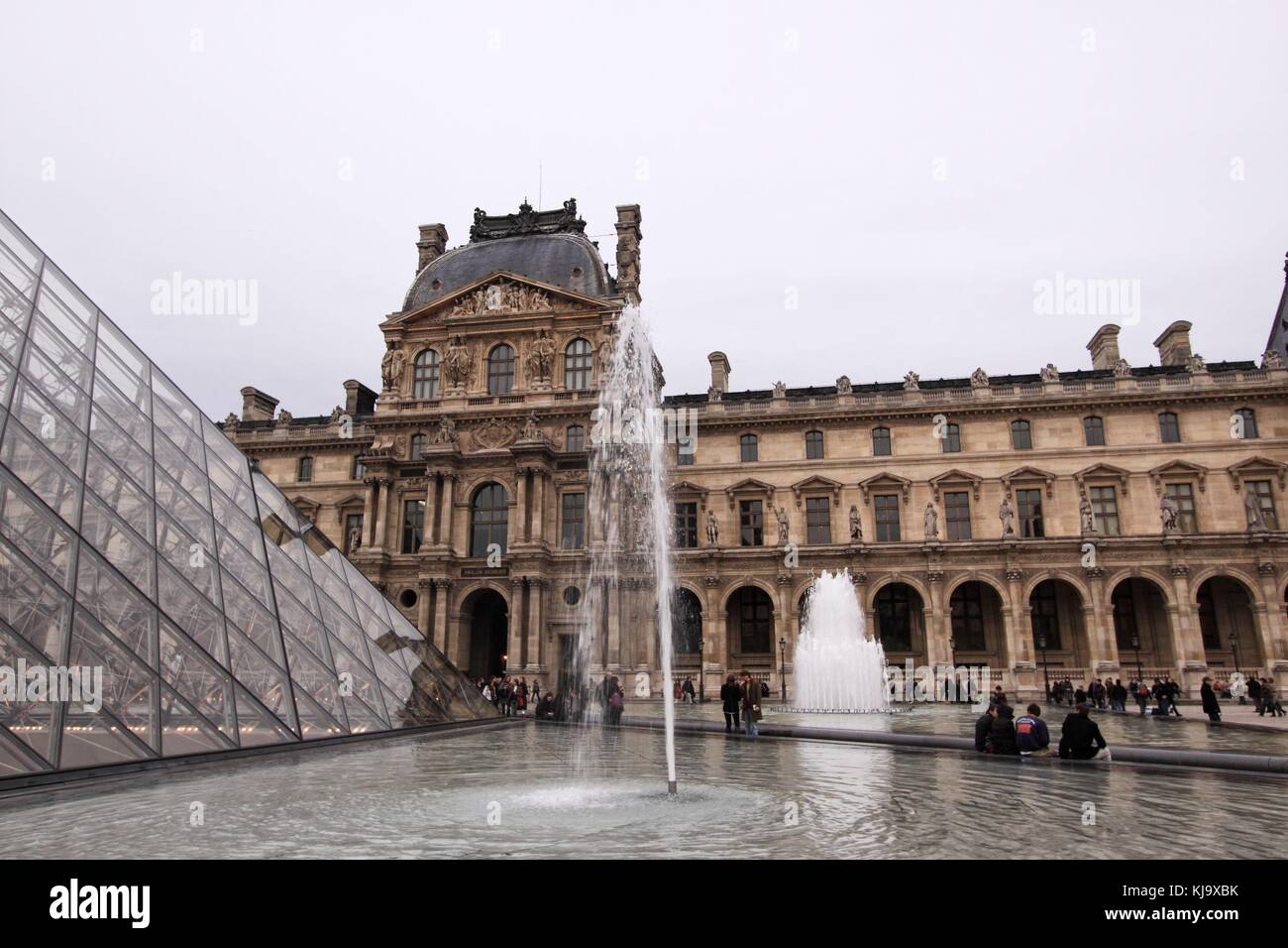 Palazzo del Louvre, Parigi - 21 nov 2008 - il pavillon richelieu e Napoleone cortile sono parte del "nuovo Louvre' Foto Stock