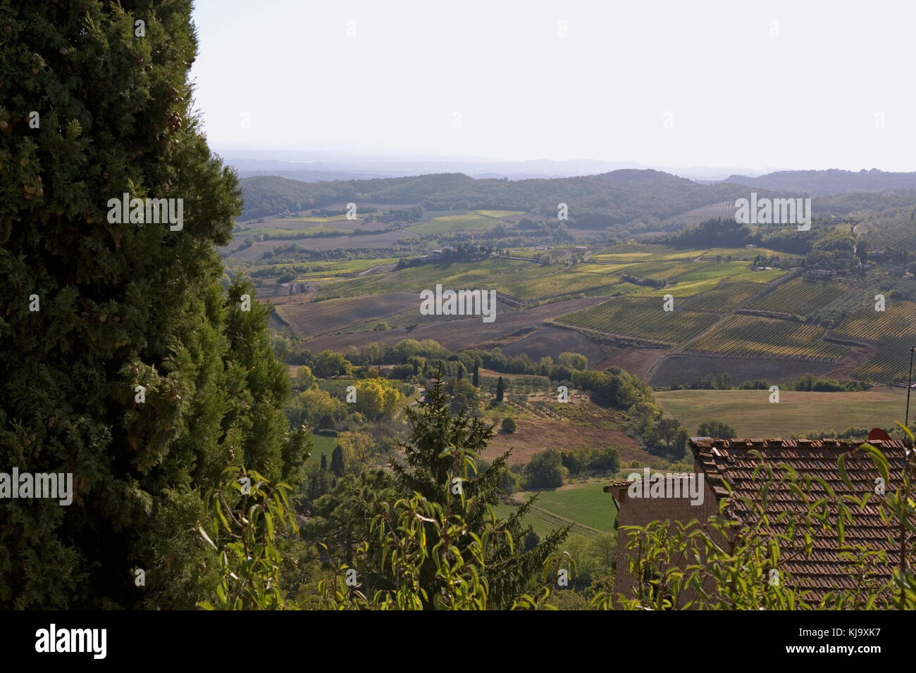 La vista sulla Valdichiana dalle mura della città da Porta Farina, Montepulciano, Toscana, Italia Foto Stock