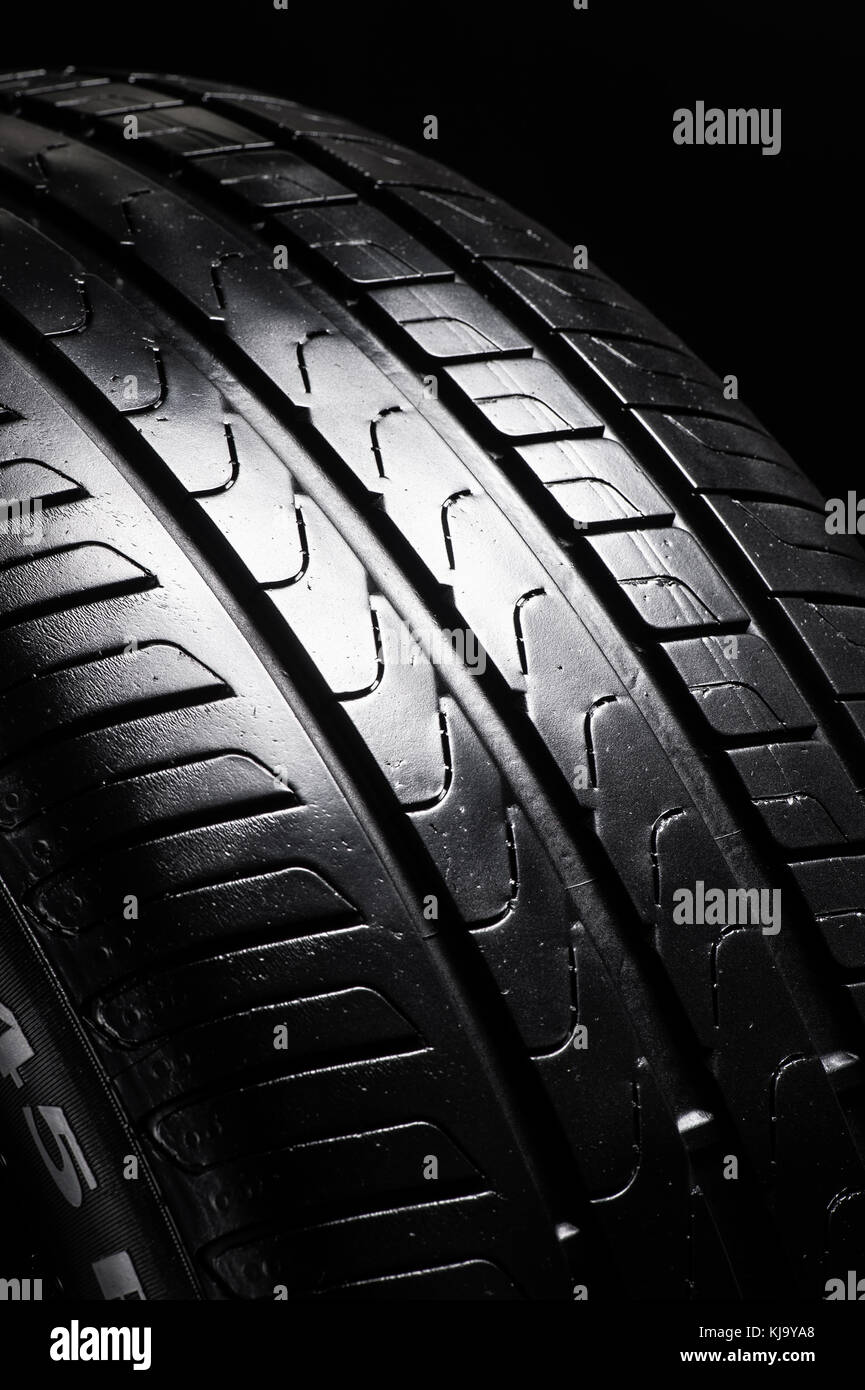 Pneumatico auto su sfondo nero Foto Stock