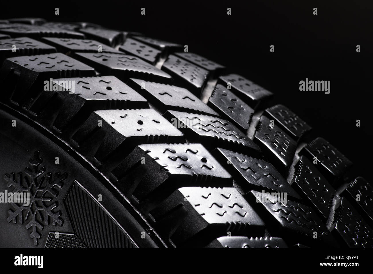Pneumatico auto su sfondo nero Foto Stock