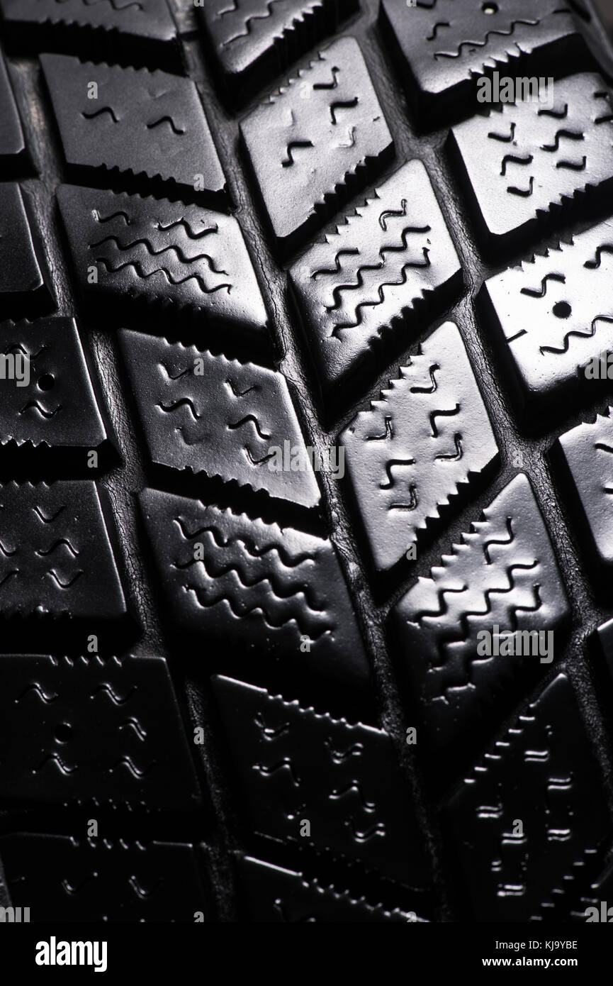 Pneumatico auto su sfondo nero Foto Stock