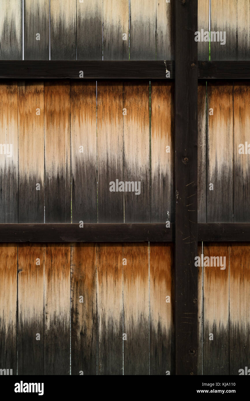 Weathered vecchia struttura in legno in un telaio di ferro pieno frame Foto Stock