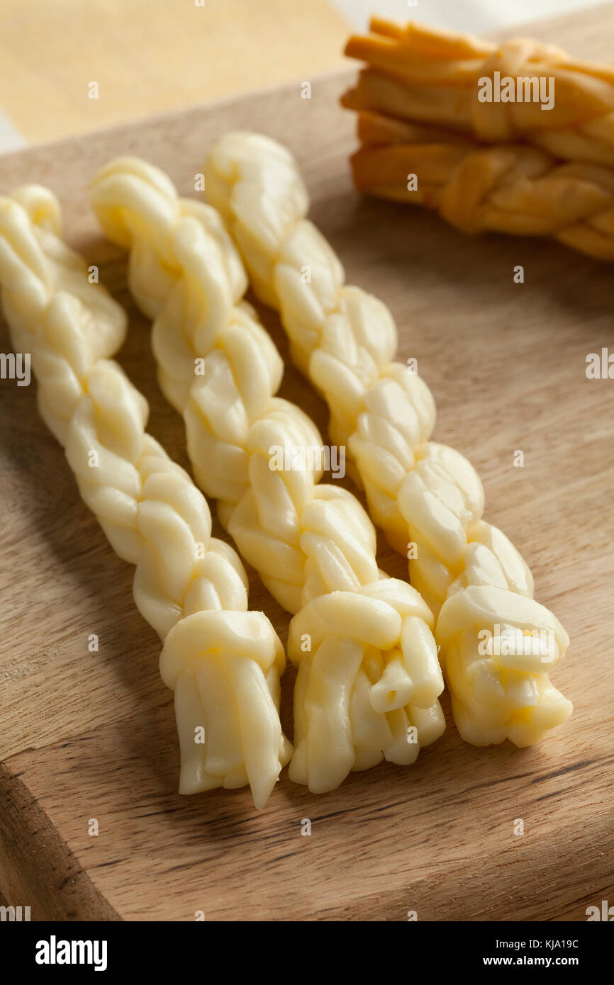 Tradizionale a mano slovacco e affumicato unsmoked korbacik formaggio di stringa Foto Stock