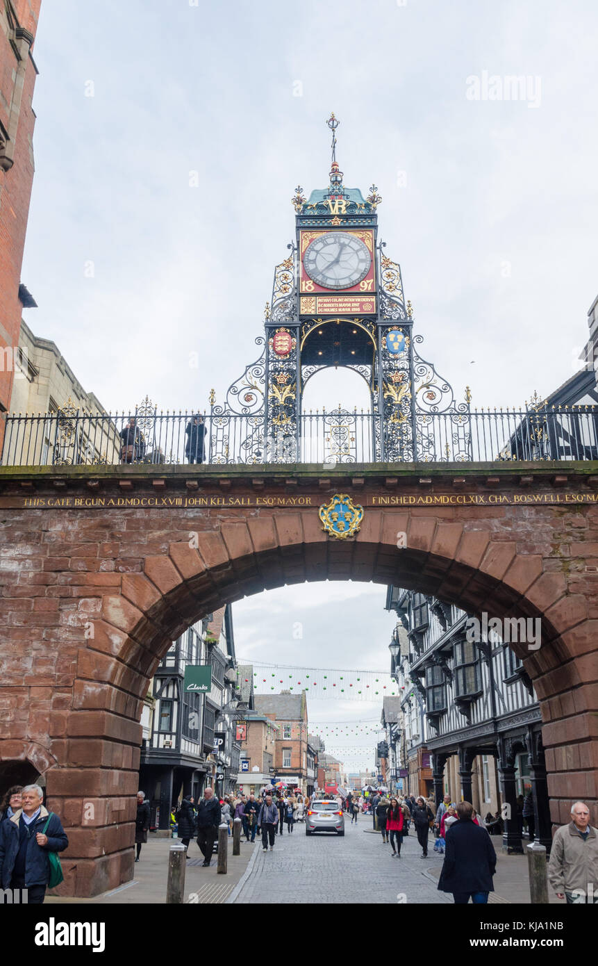 Vittoriano orologio della torretta costruita sopra un arco georgiano su Eastgate Street nella città storica di Chester e elencato come un punto di riferimento storico. Foto Stock