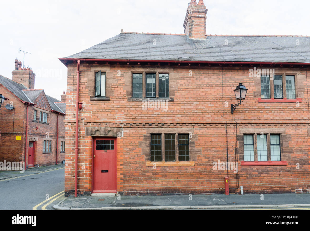 Fila di mattoni rossi lavoratori cottage costruito da Chester Cottage Miglioramento Azienda nel priorato posto, Chester, Regno Unito Foto Stock