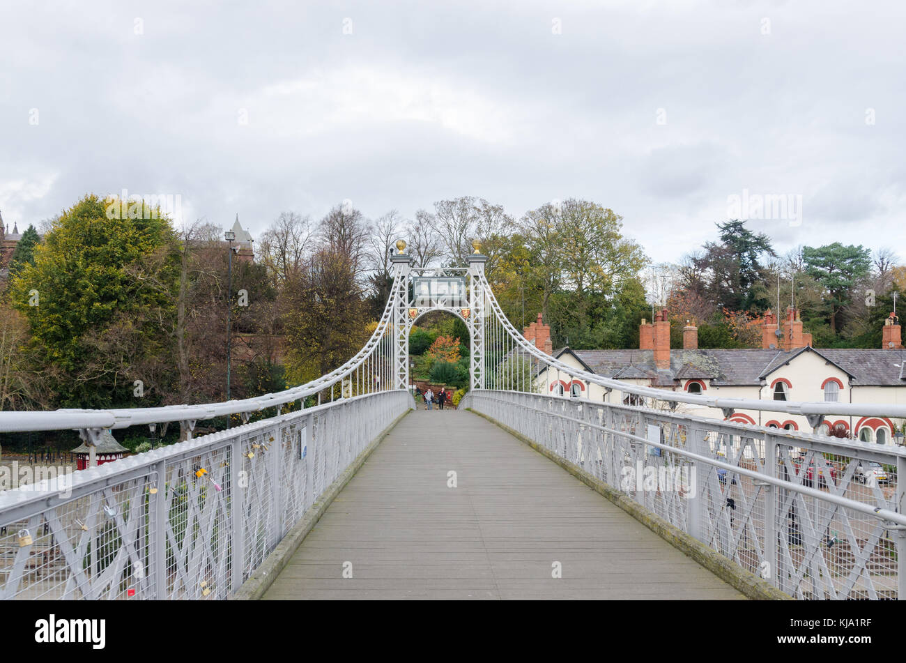 La Queen's Park sospensione ponte che attraversa il fiume Dee nella storica città di Chester, nel Regno Unito e che collega i boschetti con il sobborgo di Queen's Park Foto Stock