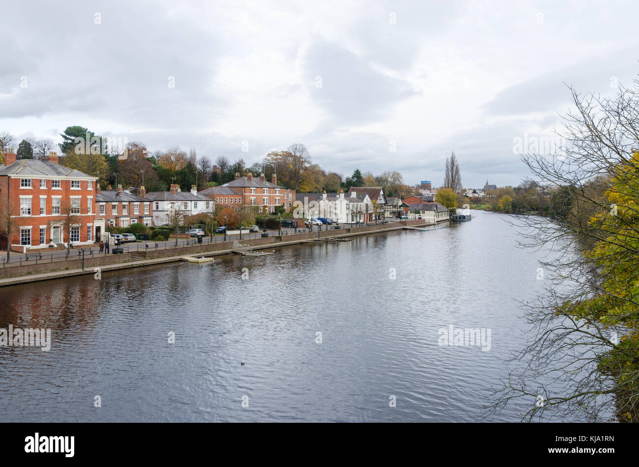 Il grande fiume Dee che corre attraverso il centro storico di Chester in un freddo giorno di autunno Foto Stock