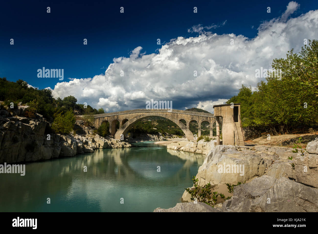 Il ponte di pietra di Templa, costruito nel 19 ° secolo, uno dei migliori esempi di architettura tradizionale in Grecia. Foto Stock