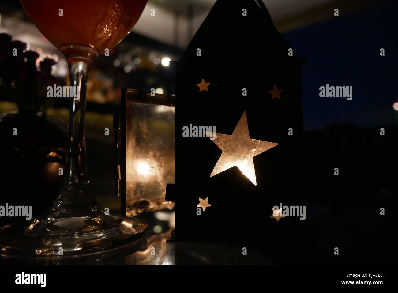 Una candela-lanterna in un bar lungo il fiume a Bangkok, in Thailandia. Foto Stock