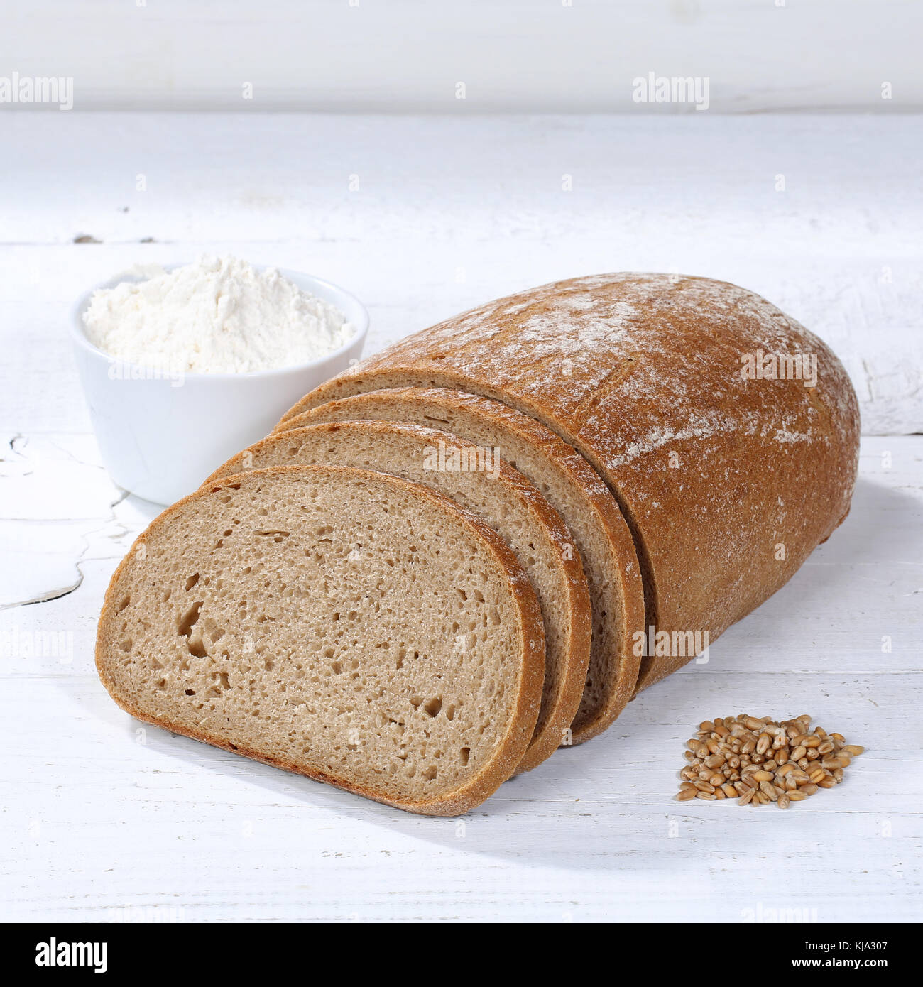 Pane di grano fetta fette di pane a fette square sulla tavola di legno legno Foto Stock