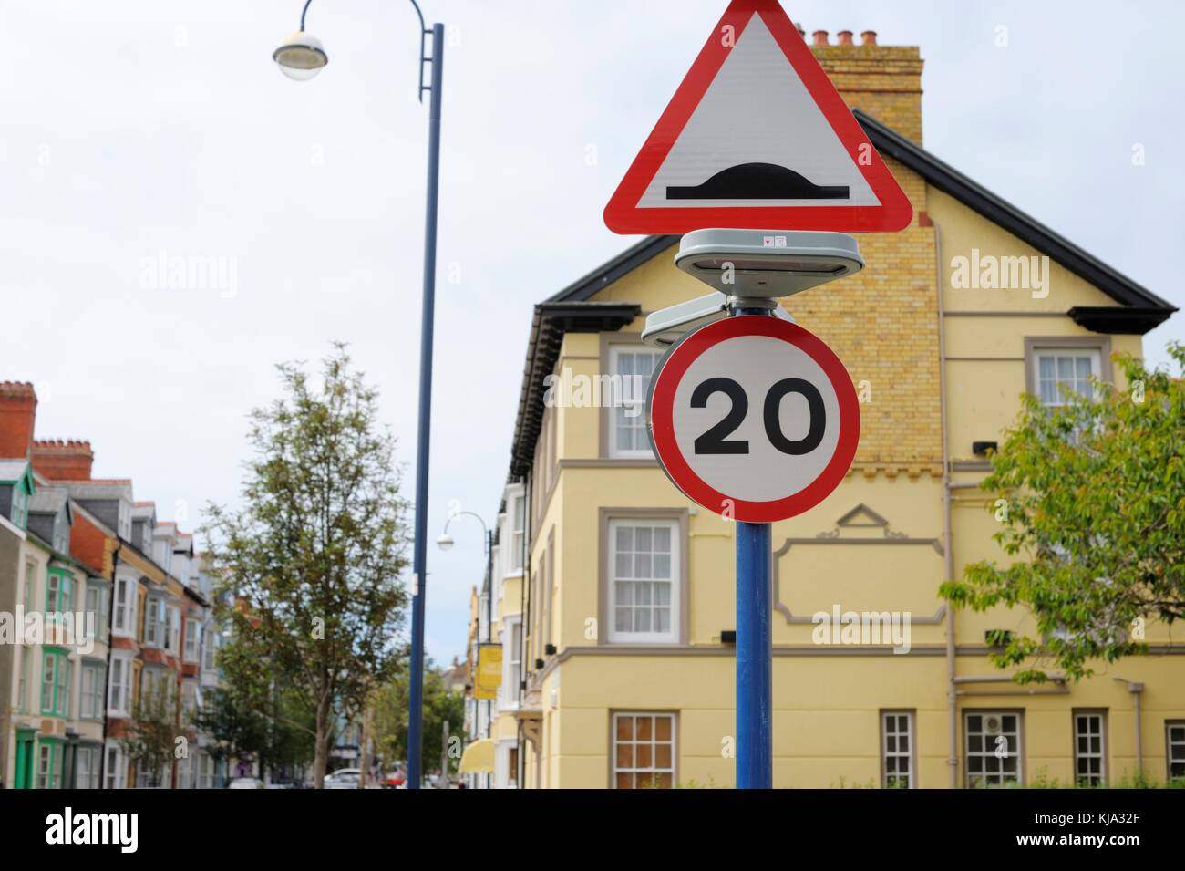 20 miglia per ora la limitazione di velocità segno con velocità hump cartello segnaletico, Wales, Regno Unito Foto Stock