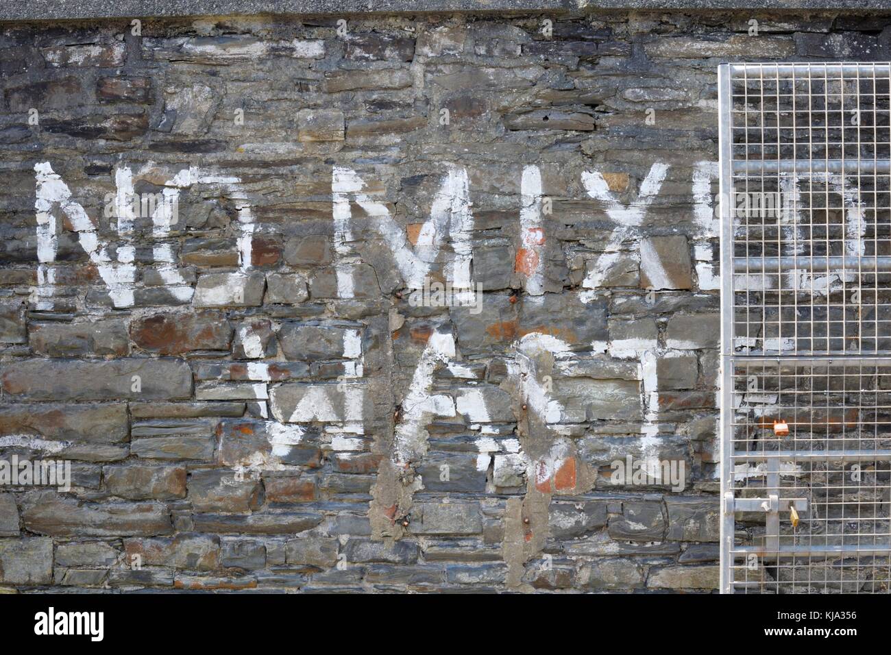No rifiuti misti segno dipinta su un muro di pietra, Wales, Regno Unito Foto Stock