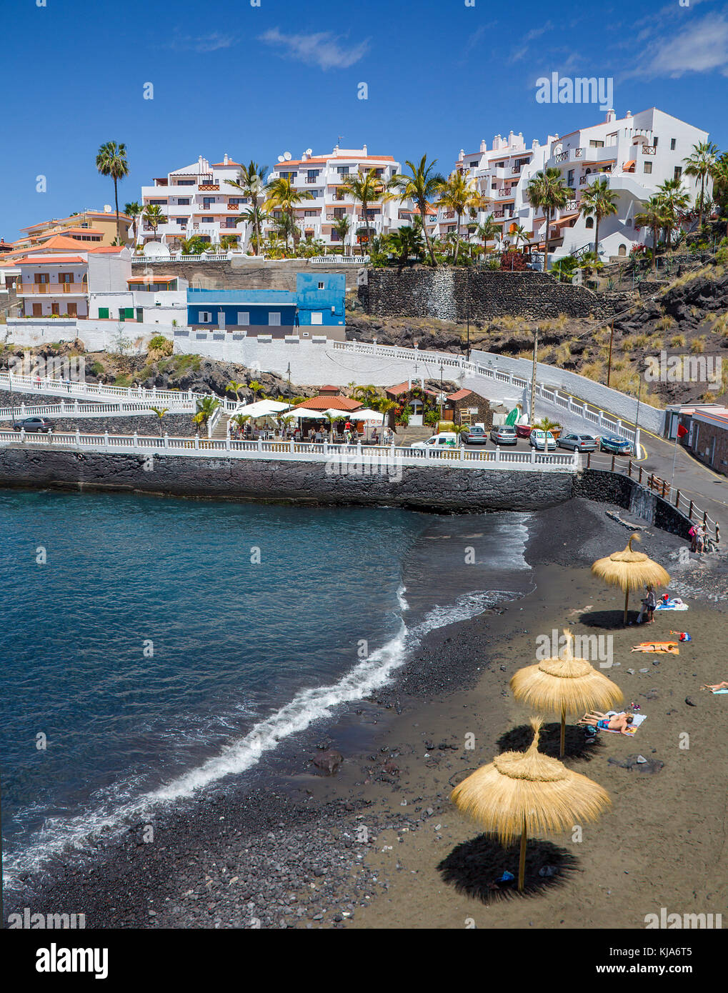 Piccola spiaggia scura (piscina los chocos) presso il village puerto de santiago, isola di Tenerife, Isole canarie, Spagna Foto Stock