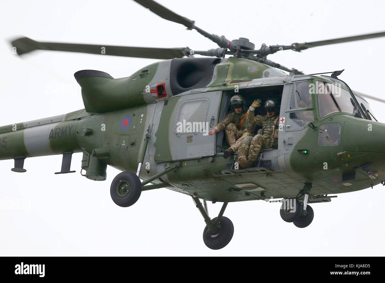 Esercito britannico personale guardare al di fuori di un AgustaWestland Lynx elicottero in volo. Foto Stock