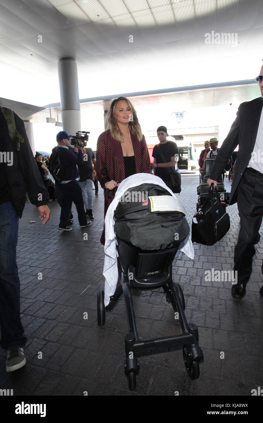 LOS ANGELES, CA - LUGLIO 08: Chrissy Teigen è visto all'aeroporto internazionale di Los Angeles (LAX) l'8 luglio 2016 a Los Angeles, California persone: Chrissy Teigen Foto Stock